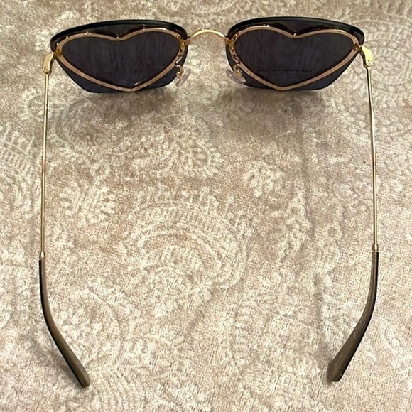 Brand New The Marc Jacobs Square Sunglasses w/ Gold Tone Metal Heart Shaped Rim main image 6